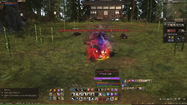 The standard modern-L2 HUD: skill bars, party list, minimap